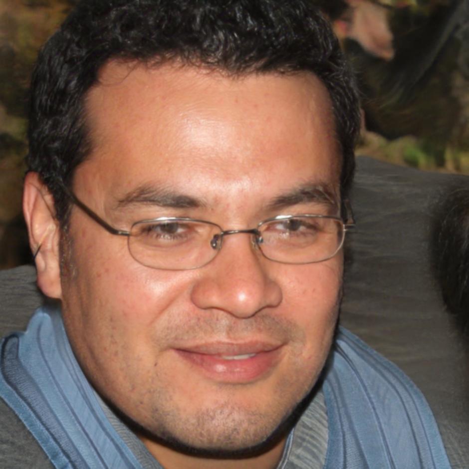 Portret instructor masculin specializat în planificare financiară